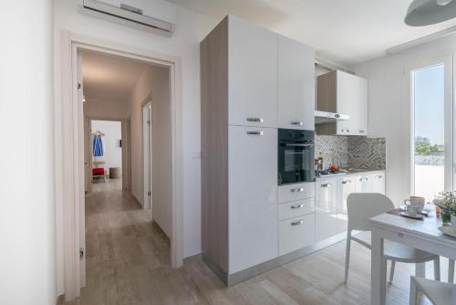 Η κουζίνα ή μικρή κουζίνα στο Calura Residence