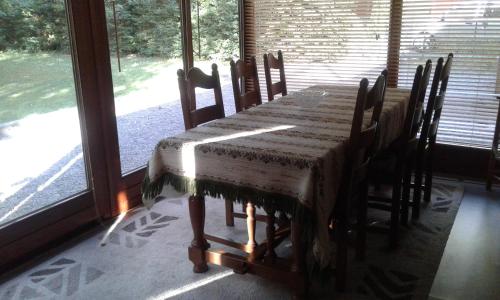 Resteigneにあるchalet Immeのテーブルと椅子が備わる部屋
