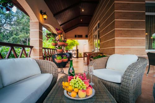 einen Obstteller auf einem Tisch auf einer Terrasse in der Unterkunft Reiss Hotel in Feodossija