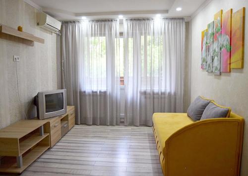 キーウにあるApartment on Bogdana Gavrilishyna 5のベッド1台とテレビが備わる小さな客室です。