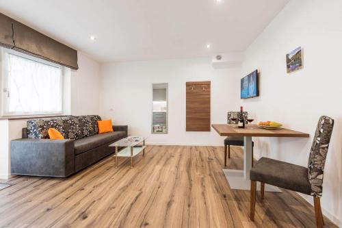 a living room with a couch and a table at Apartment Zielspitz in Parcines