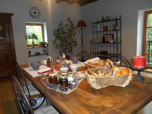 una mesa de madera con cestas de comida. en Les Chambres d'Hôtes du Rouyre, en Réalmont
