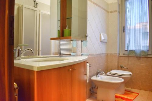 チェゼナーティコにあるBilocale Valverdeのバスルーム(洗面台、トイレ付)