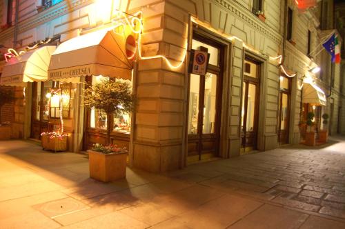 ulica z budynkiem z oświetleniem w obiekcie Hotel Chelsea w Turynie