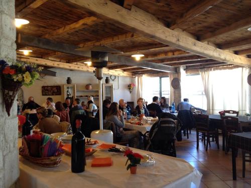 Un restaurante o sitio para comer en Hotel Turismo Rurale Montitundu