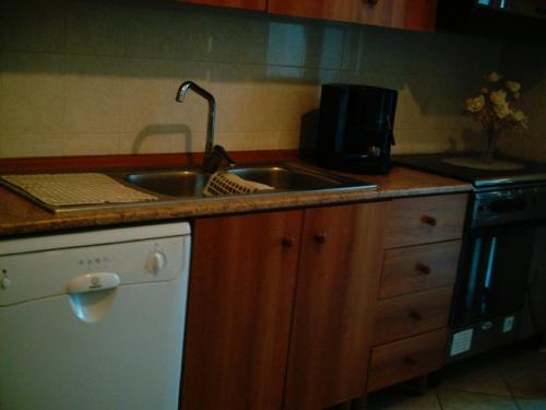 una cucina con lavandino e piano cottura di Appartamento San Pietro in Bevagna a San Pietro in Bevagna