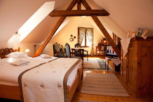 Llit o llits en una habitació de Romantik Hotel Alte Vogtei