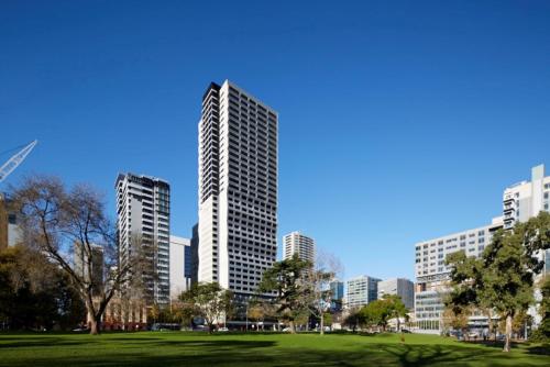 The Jazz Corner Hotel Melbourne في ملبورن: إطلالة على أفق المدينة مع مباني طويلة