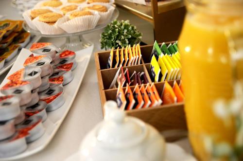 een tafel met borden met eten en drinken bij Hotel Giulio Cesare in Turijn