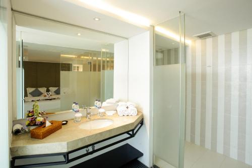 Ένα μπάνιο στο Benoa Sea Suites and Villas