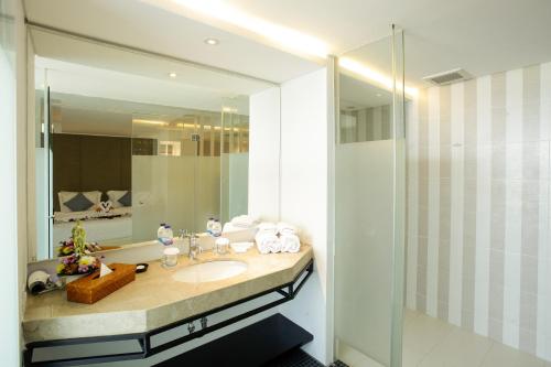 Kylpyhuone majoituspaikassa Benoa Sea Suites and Villas