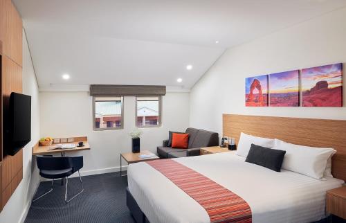 ein Hotelzimmer mit einem Bett und einem Schreibtisch in der Unterkunft Country Comfort Perth in Perth
