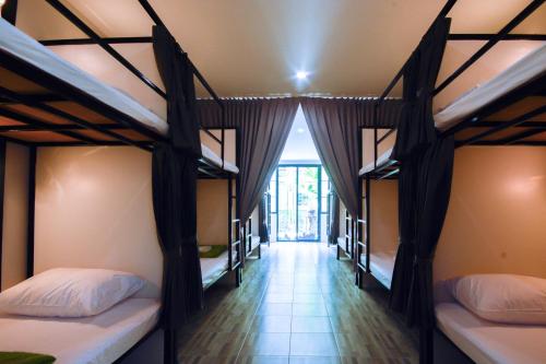 Ein Etagenbett oder Etagenbetten in einem Zimmer der Unterkunft iRest Ao Nang Seafront - SHA Plus