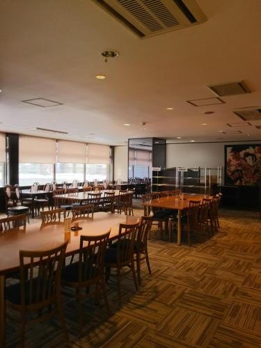 une salle à manger avec tables et chaises dans l'établissement Hirosaki Grand Hotel, à Hirosaki