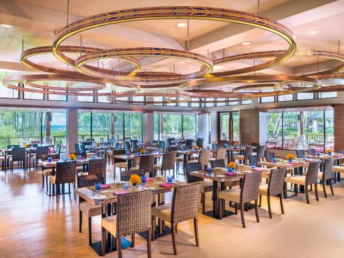Dusit Thani Krabi Beach Resort餐厅或其他用餐的地方