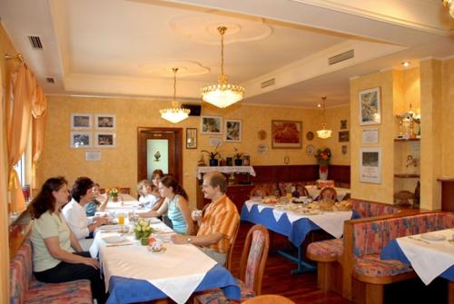 Reštaurácia alebo iné gastronomické zariadenie v ubytovaní Hotel Bergkristall