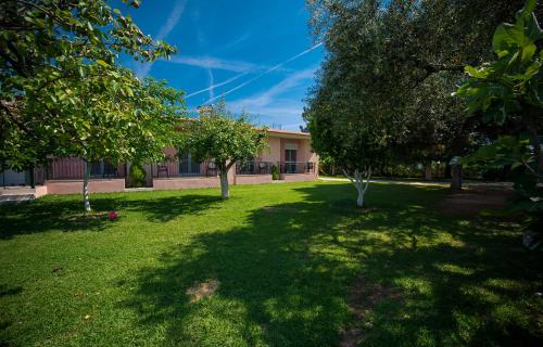 Κήπος έξω από το Lemi Apartments