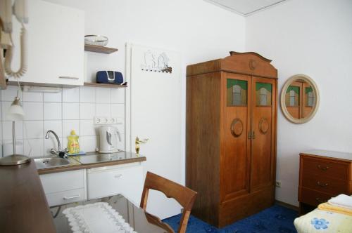 uma cozinha com um lavatório e um armário de madeira em Antik Apartments Spreewald/Vetschau em Vetschau