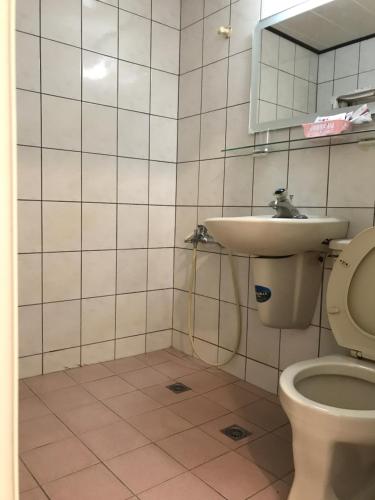 A bathroom at Minren Hotel