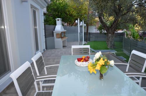 Κήπος έξω από το Odysseus Villa