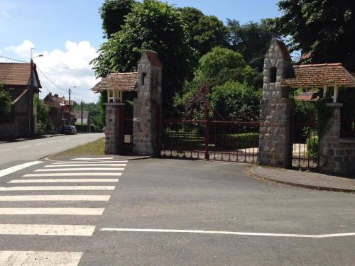 an entrance to a gate to a house with a fence at Le Domi in Dury