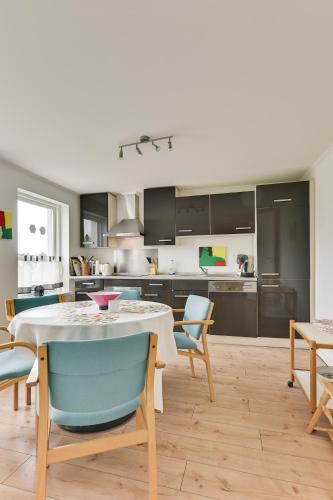 Una cocina o cocineta en Bjerndrup Lejlighed