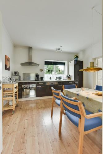 Una cocina o cocineta en Bjerndrup Lejlighed