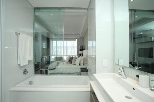 Ванная комната в Luxury @ Sandton Skye