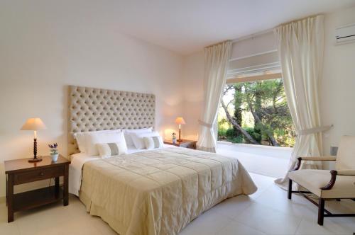 A bed or beds in a room at Seascape Villa