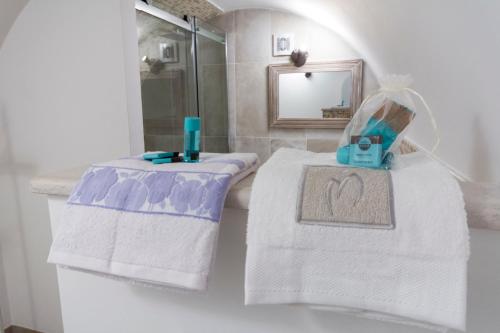 ローディ・ガルガーニコにあるIl Melangoloのバスルーム(洗面台、鏡、タオル付)