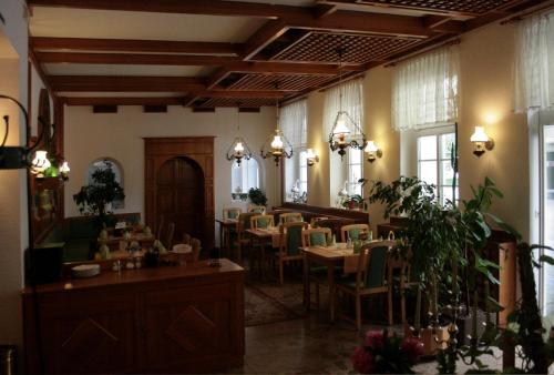 a restaurant with tables and chairs in a room at Hotel Sächsischer Hof in Chemnitz