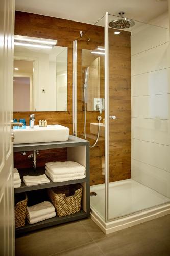 a bathroom with a glass shower and a sink at Zehn in Bernkastel-Kues