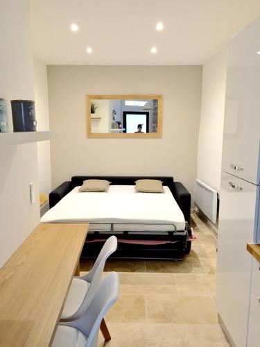 um quarto com uma cama e um espelho em Appart vieil Antibes em Antibes