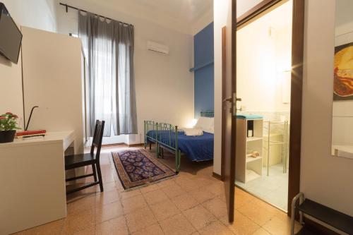 una stanza con una camera da letto con un letto e una finestra di Tra L'Etna E Il Mare B&B a Catania