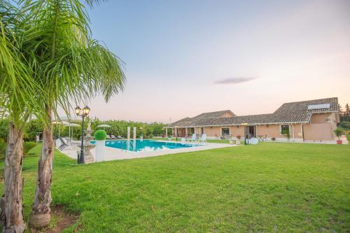 una casa con piscina en un patio en B&B Il Giardino di Sicilia, en Case Monterosso