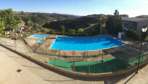 an overhead view of a large swimming pool at El Jardín Secreto in Orés