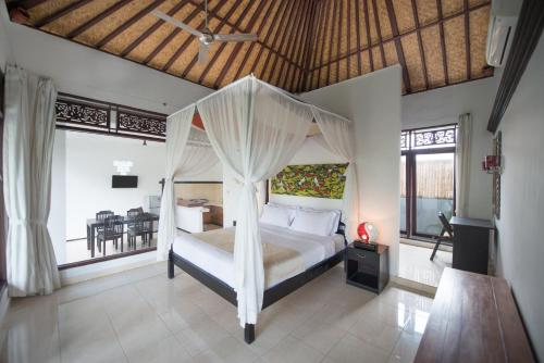 una camera con un letto bianco a baldacchino di Pondok Anastasia ad Ubud