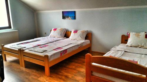 sypialnia z 2 łóżkami pojedynczymi w pokoju w obiekcie Apartment Antić w mieście Sokobanja