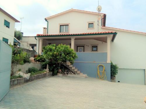 a house with a gate and a driveway at Casa Monte Alegre in Redinha