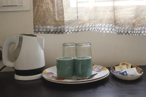 Příslušenství pro přípravu čaje a kávy v ubytování Tranquil Serviced Apartments