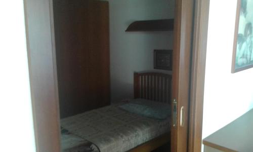 アルベンガにあるVilla Angelaの小さなベッドルーム(鏡に小さなベッド付)