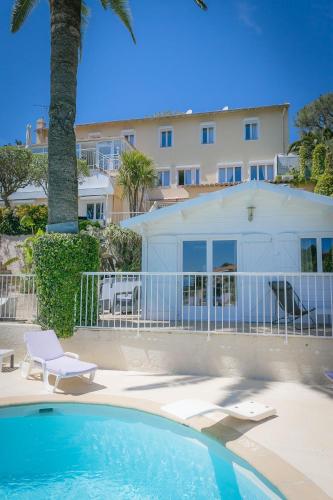 une maison et une piscine devant une maison dans l'établissement Hôtel La Fiancée du Pirate, à Villefranche-sur-Mer