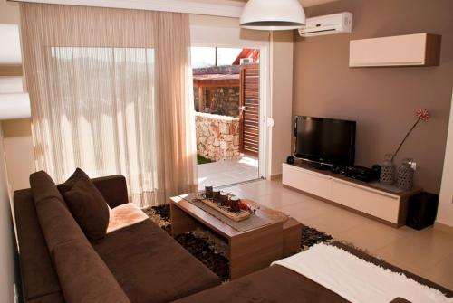 TV a/nebo společenská místnost v ubytování Villa Kapheira