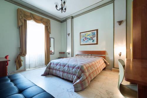 レッチェにあるLa Maison Del Baroccoのベッドルーム(ベッド1台、ソファ付)