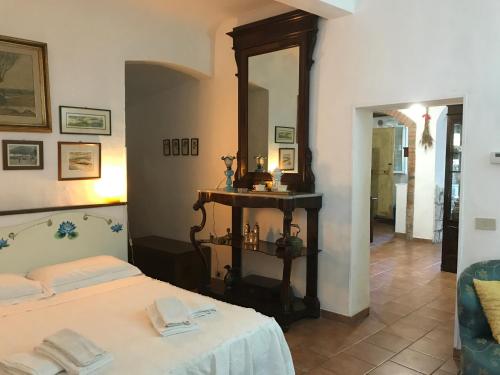 - une chambre avec un lit et un miroir dans l'établissement Antica Dimora, à Monteroni dʼArbia