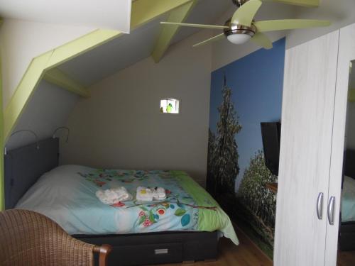 a bedroom with a bed with teddy bears on it at Cozy Bed and Breakfast in Elst