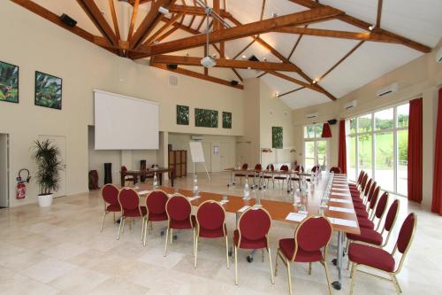 a large conference room with a large table and chairs at Les Jardins de Beauval in Saint-Aignan