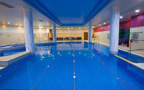 Bazén v ubytování Knightsbrook Hotel & Golf Resort nebo v jeho okolí