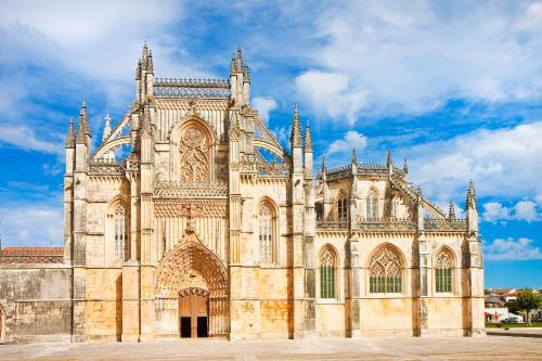 a large stone cathedral with a blue sky at Hotel Lis Batalha in Batalha