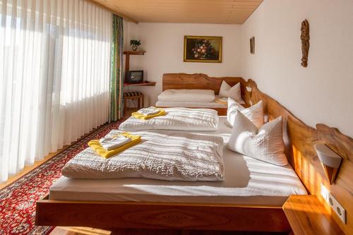Giường trong phòng chung tại Gasthaus zum Rebstock